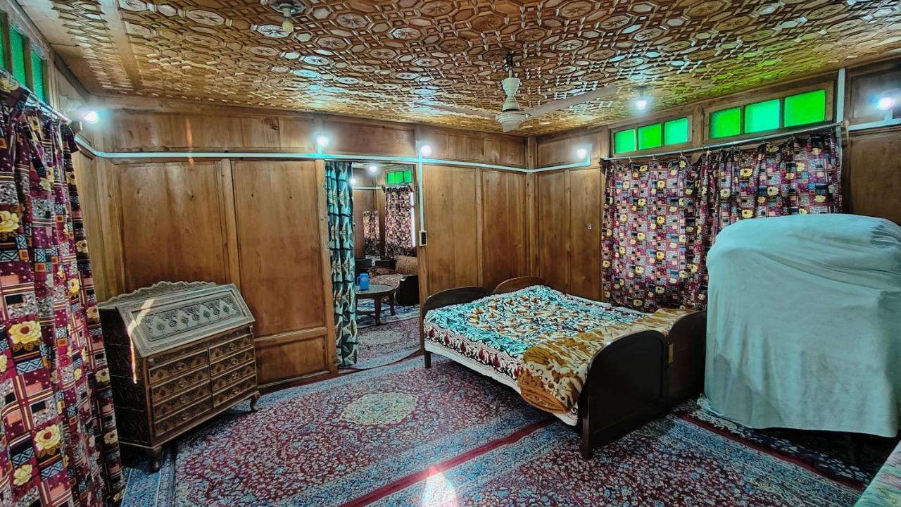 Houseboat Karima Palace Srīnagar Zewnętrze zdjęcie