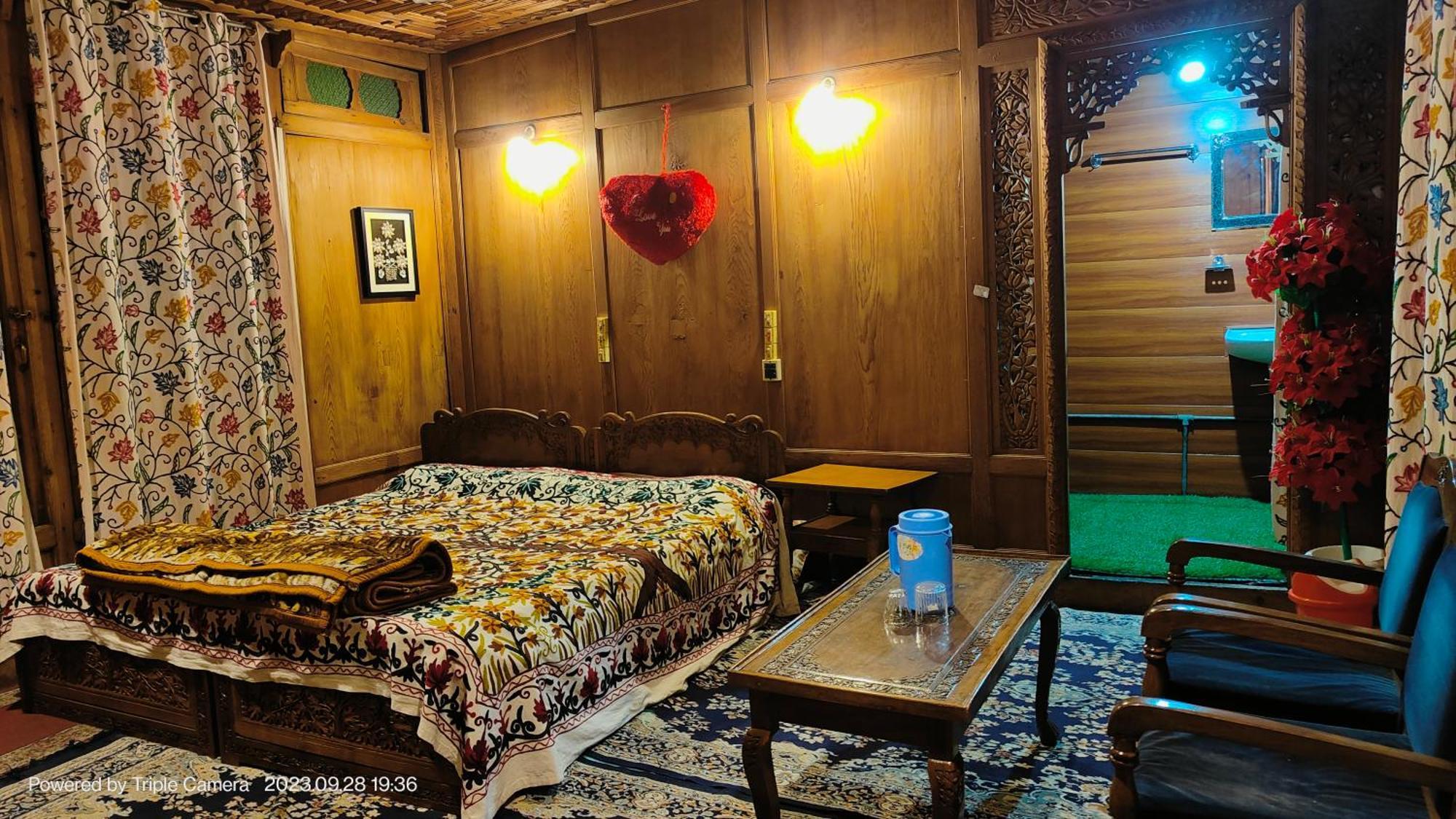 Houseboat Karima Palace Srīnagar Zewnętrze zdjęcie