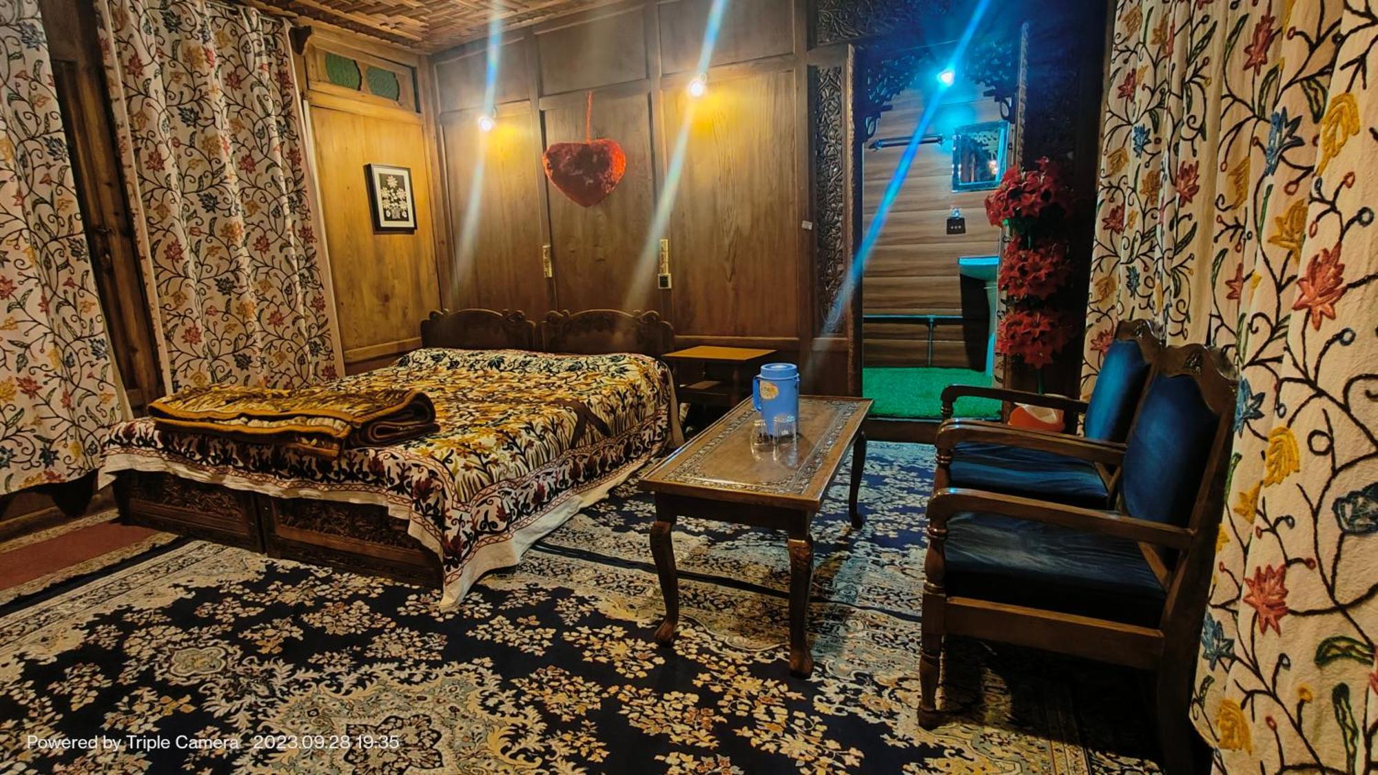 Houseboat Karima Palace Srīnagar Zewnętrze zdjęcie