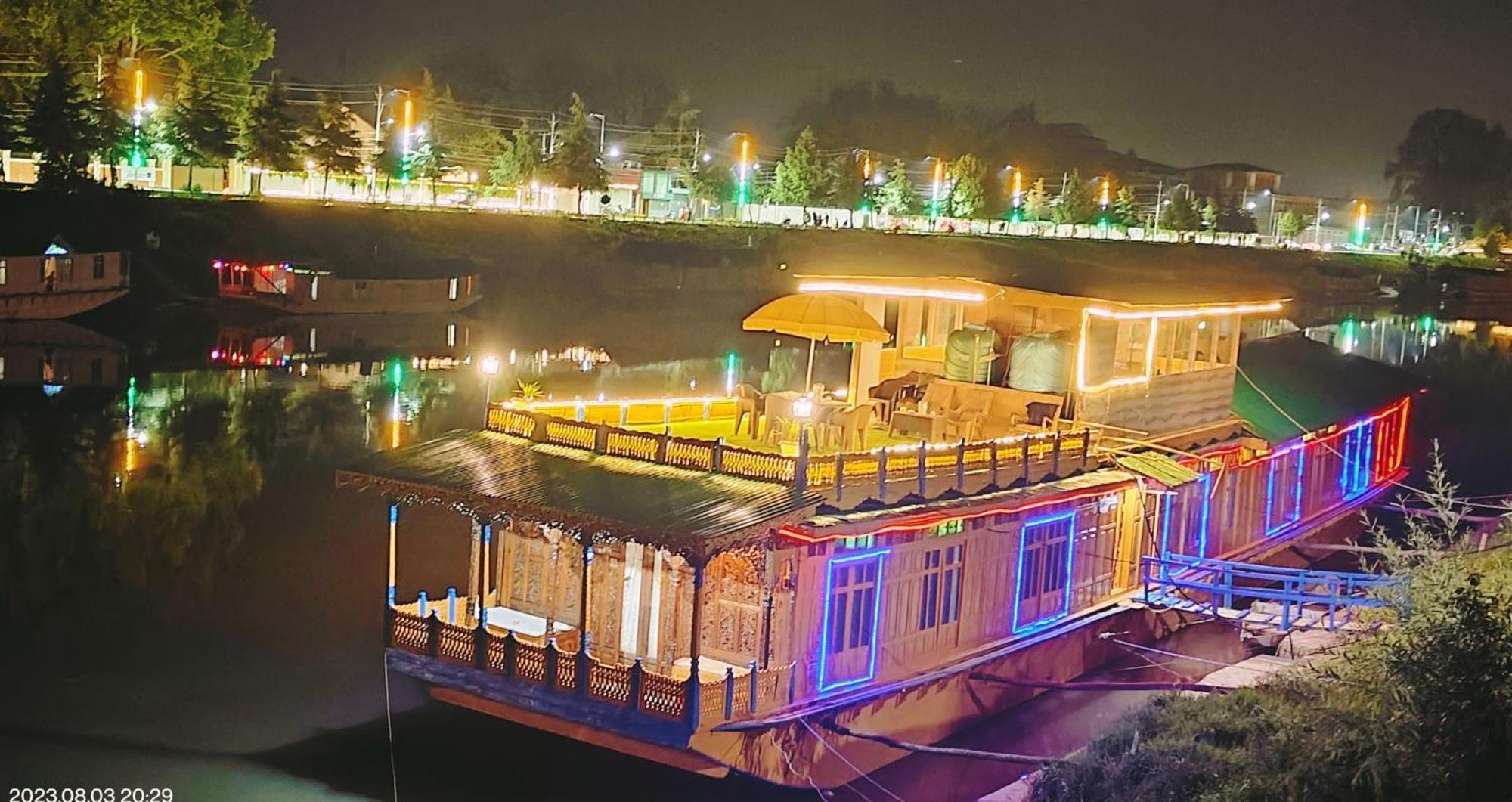 Houseboat Karima Palace Srīnagar Zewnętrze zdjęcie