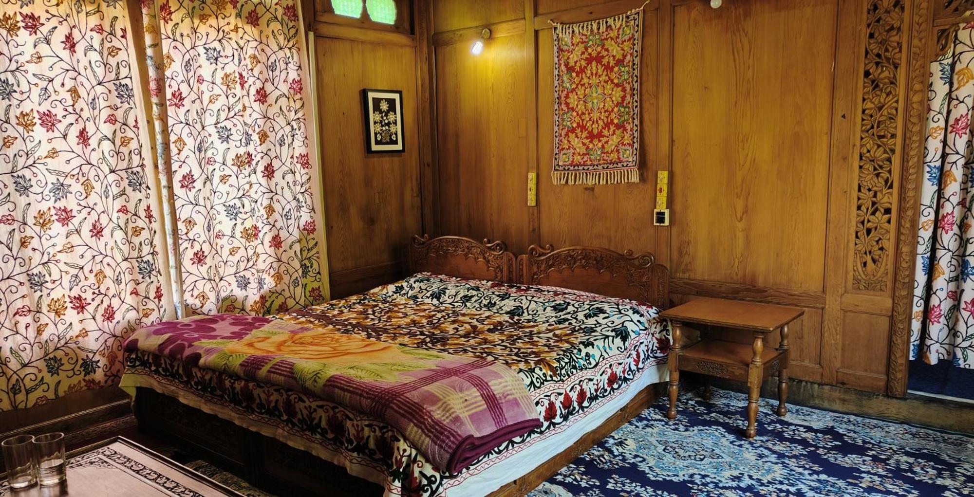 Houseboat Karima Palace Srīnagar Zewnętrze zdjęcie