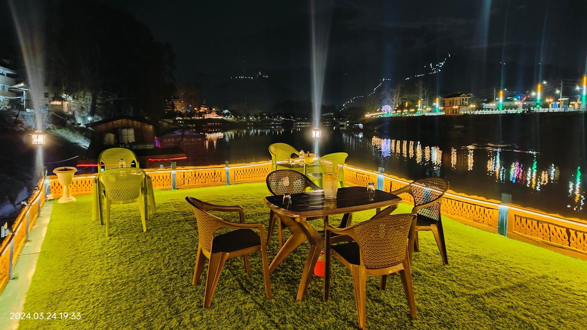 Houseboat Karima Palace Srīnagar Zewnętrze zdjęcie