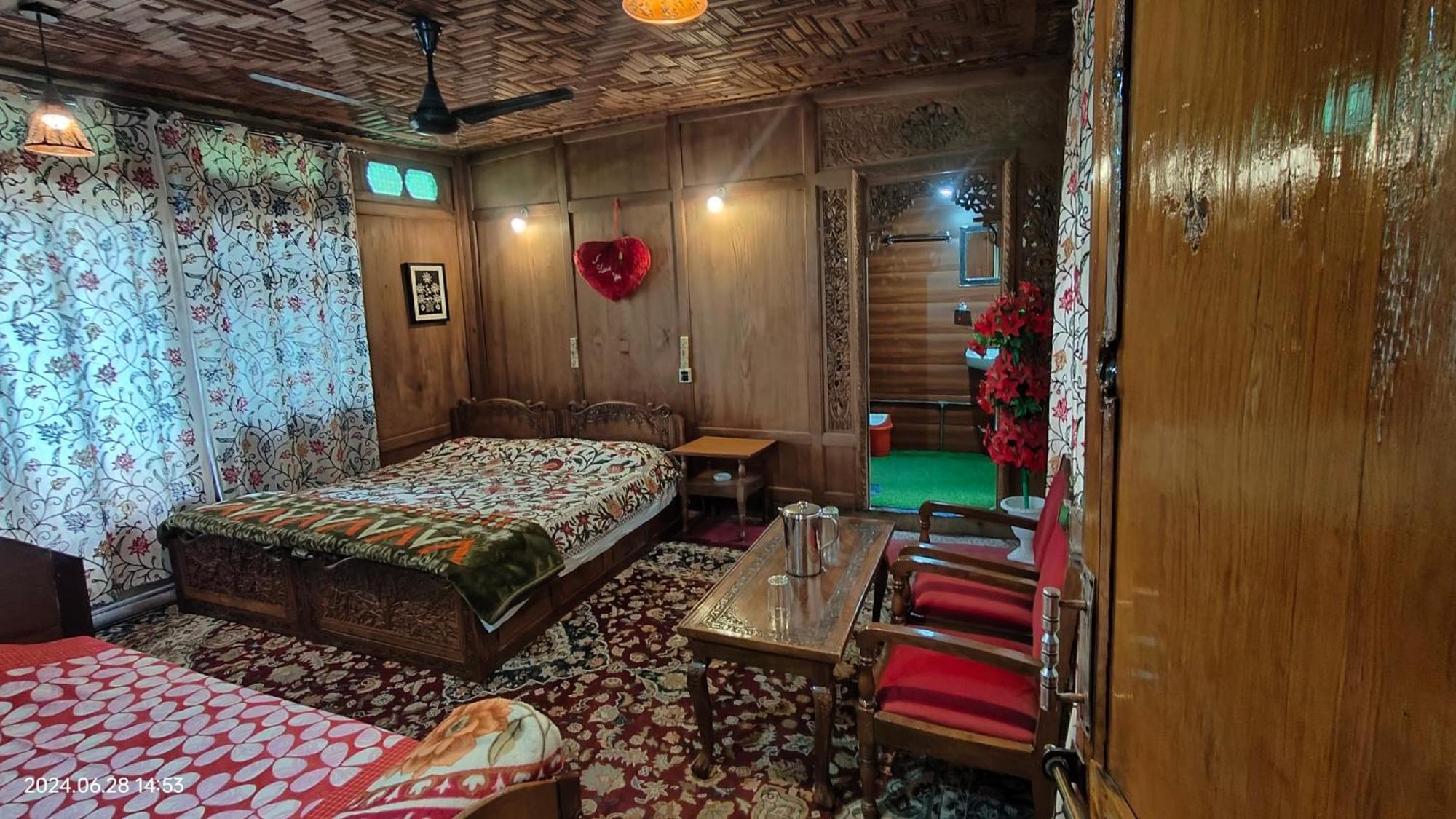 Houseboat Karima Palace Srīnagar Zewnętrze zdjęcie