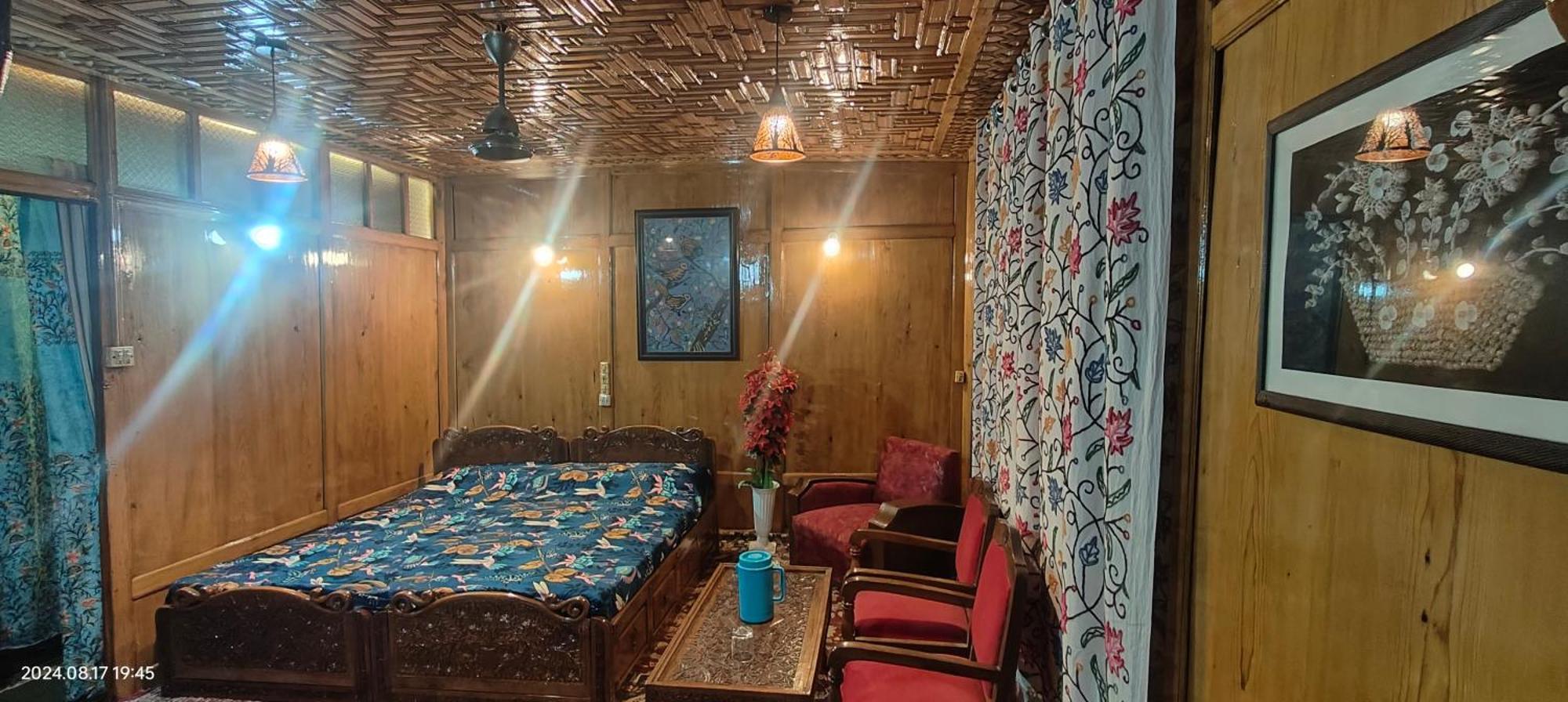 Houseboat Karima Palace Srīnagar Zewnętrze zdjęcie