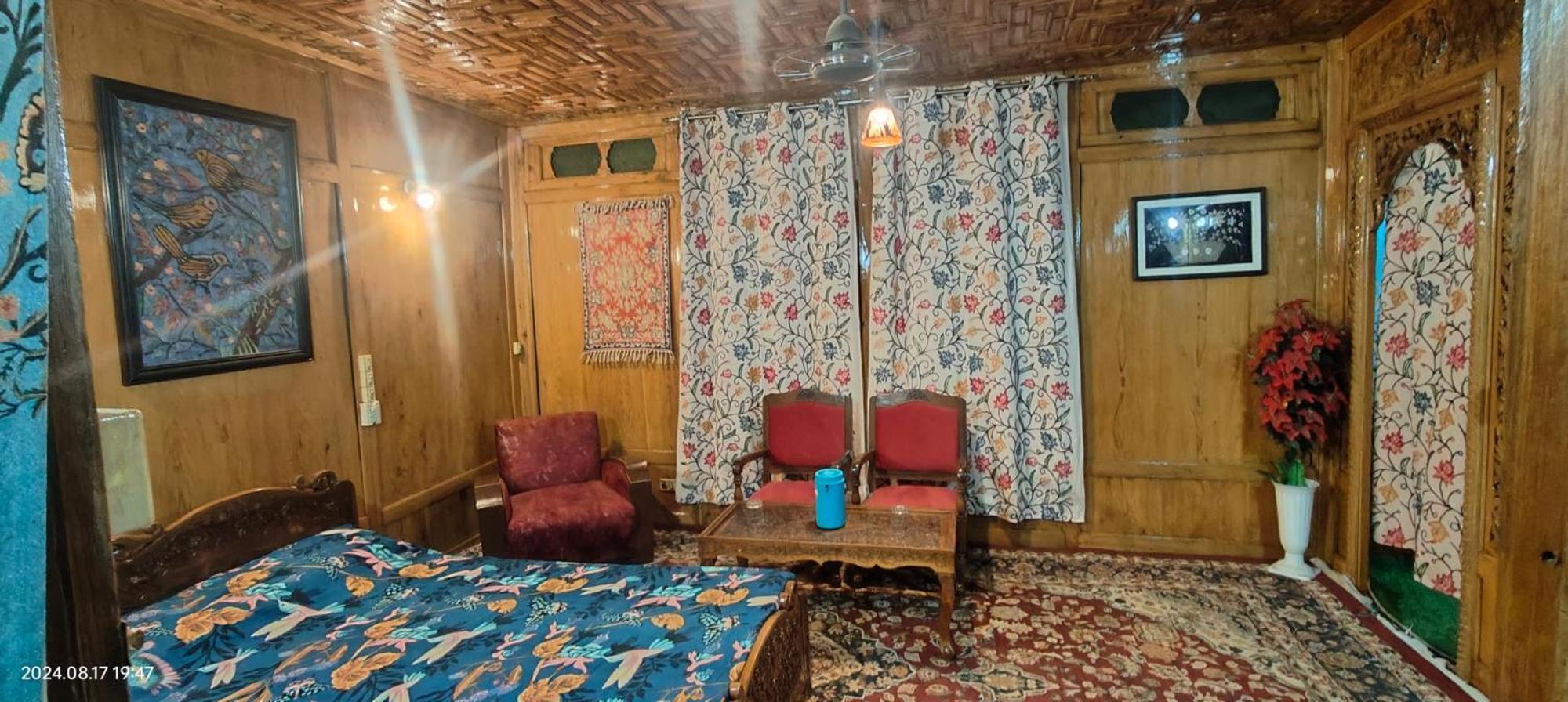 Houseboat Karima Palace Srīnagar Zewnętrze zdjęcie