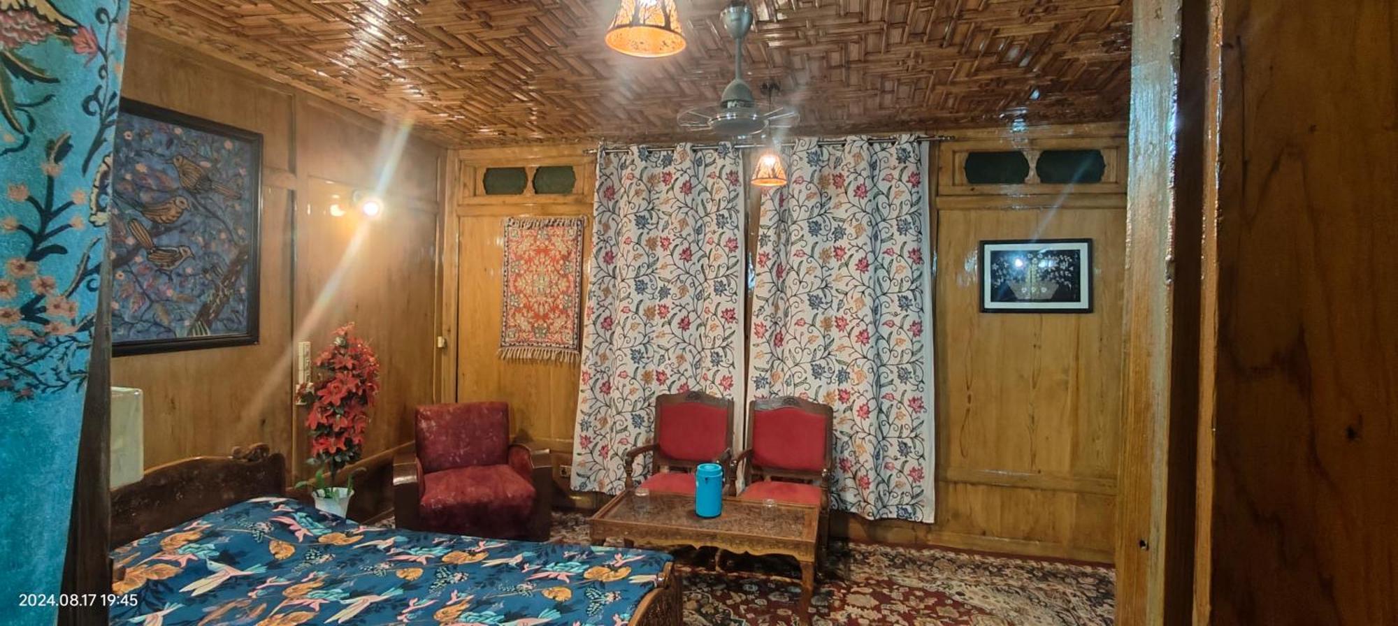 Houseboat Karima Palace Srīnagar Zewnętrze zdjęcie